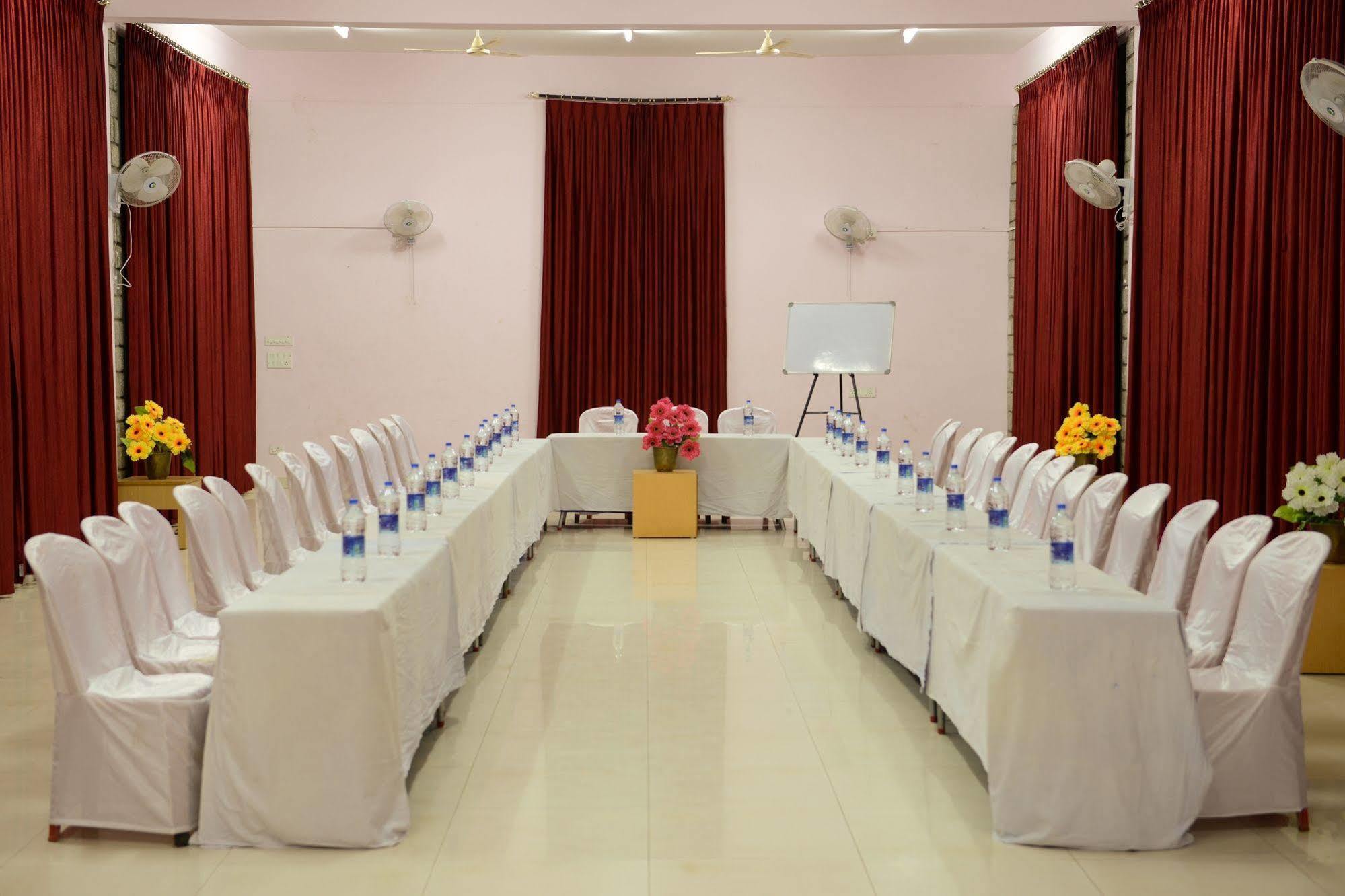Kstdc Hotel Mayura Yatrinivas Mysore Extérieur photo